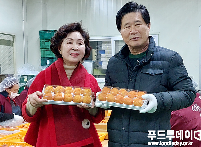 김유경 신농영농조합법인 대표, 구재숙 뉴시니어 사장은 영동군 곶감축제를 앞두고 곶감을 홍보하고 있다. 