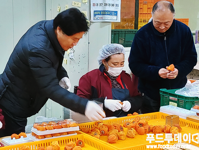 영동군 곶감축제를 앞두고 곶감을 홍보하고 있다. 