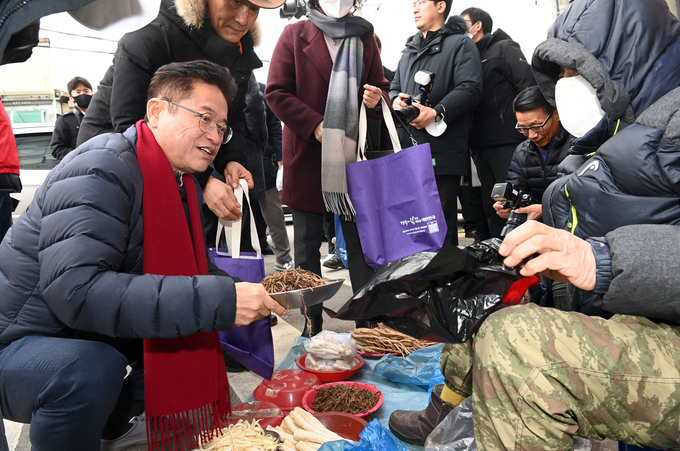 이철우 경북도지사 18일 전통시장에서 장바구니 물가를 점검했다. (경상북도)