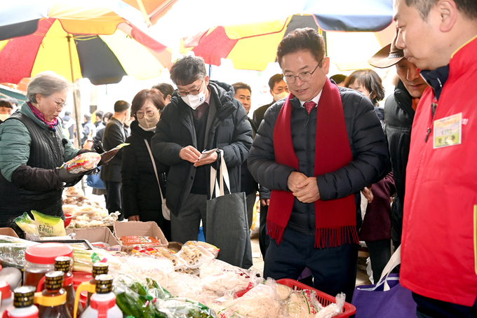 이철우 경북도지사 18일 전통시장에서 장바구니 물가를 점검했다. (경상북도)