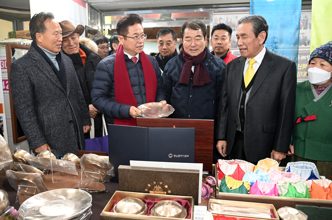 이철우 경북도지사 18일 전통시장에서 장바구니 물가를 점검했다. (경상북도)