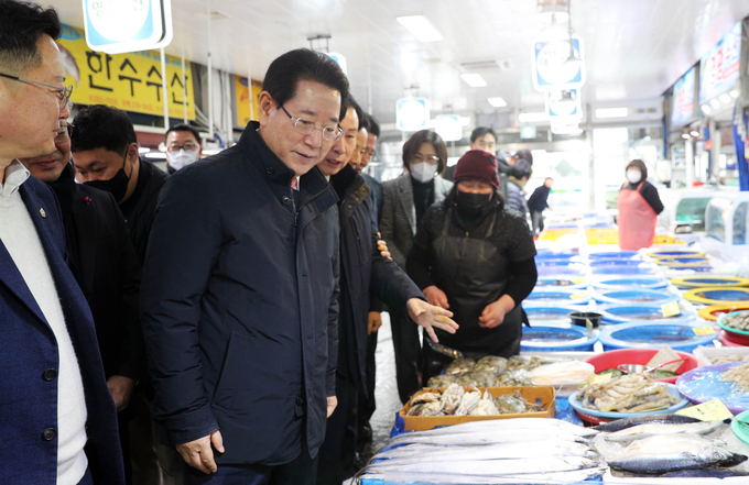 19일 김영록 전남도지사는 목포 청호시장을 방문 설 제수용품 구매와 상인들을 격려했다 (전라남도)