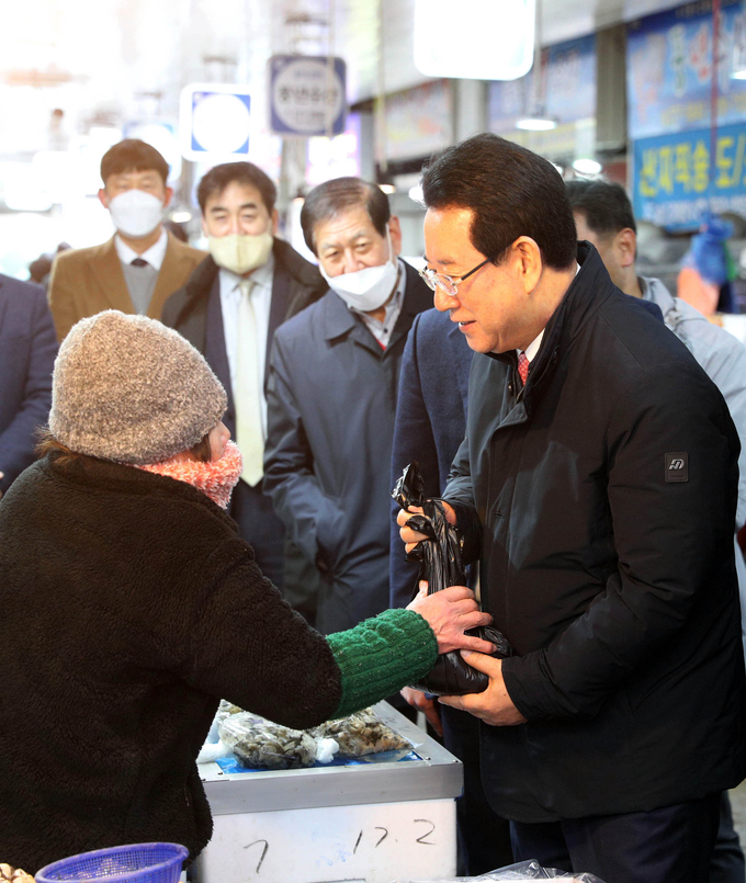 19일 김영록 전남도지사는 목포 청호시장을 방문 설 제수용품 구매와 상인들을 격려했다 (전라남도)
