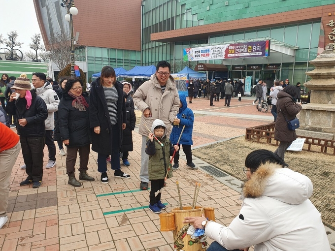 군산근대역사박물관 민속놀이 투호체험 (군산근대역사박물관)
