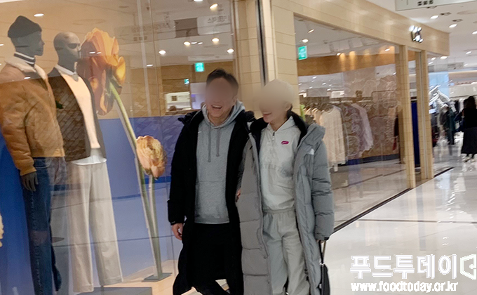 31일 시민들이 마스크를 벗고 쇼핑을 즐기고 있다