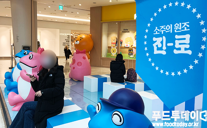 31일 두껍상회에서 시민들이 마스크를 벗고 휴식을 즐기고 있다.