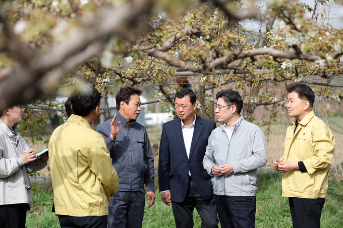 13일 오후 오병권 행정1부지사가 농업용수 공급, 가뭄대책 점검과 과수(배) 냉해 피해 현장 확인을 위해 마둔저수지 및 과수(배) 냉해 피해 농가를 방문 했다. (경기도)