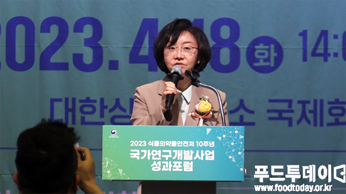 18일 오유경 식품의약품안전처장이 대한상공회의소에서 열린 식약처 승격 10주년 국가연구개발사업 성과포럼에서 모두발언을 하고 있다. 