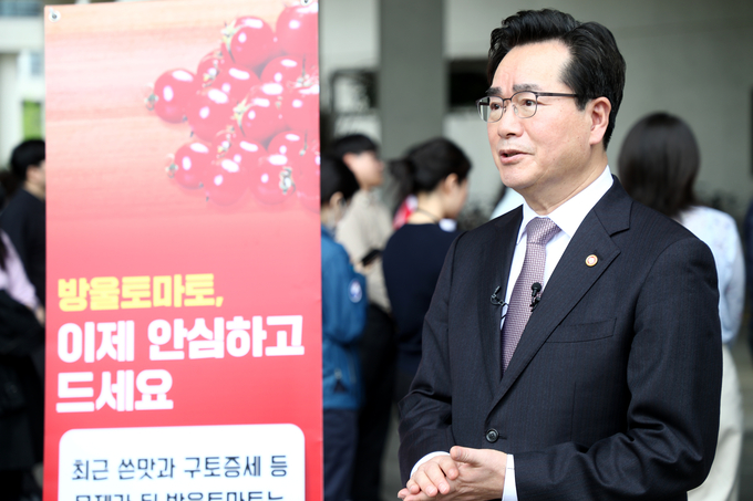 정황근 농림축산식품부 장관은 20일 정부세종청사에서 진행된 방울토마토 소비 촉진행사에 참석해 관계자들을 격려하고 토마토를 직접 구매했다. (농림축산식품부 제공)