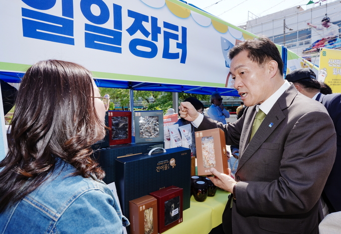 이재준 시장이 행사장 주변에서 열린 일일장터를 둘러보고 있다. (수원시)