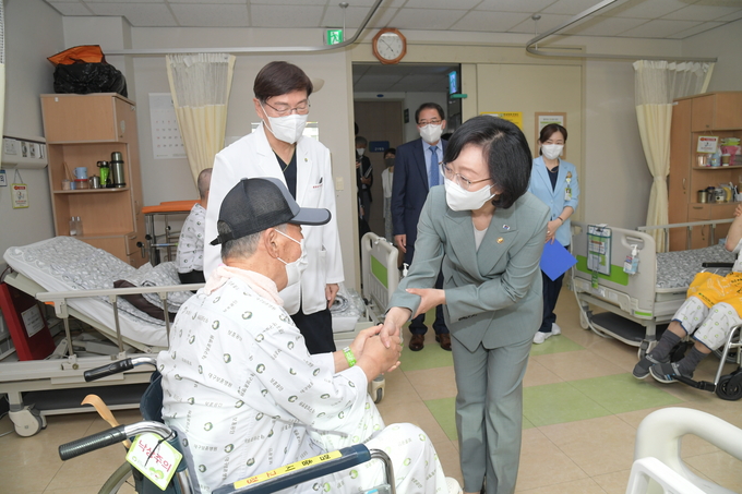 오유경 식품의약품안전처장 대구보훈병원 방문 (식품의약품안전처 제공)