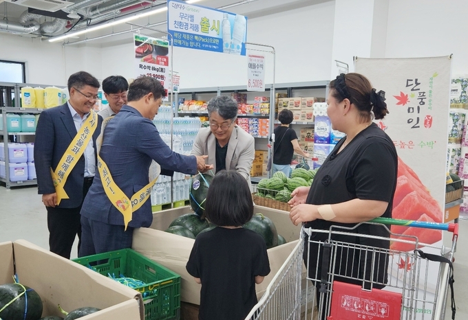 제주 서귀포농협 하나로마트서 단풍미인 농산물 판촉 (정읍시)