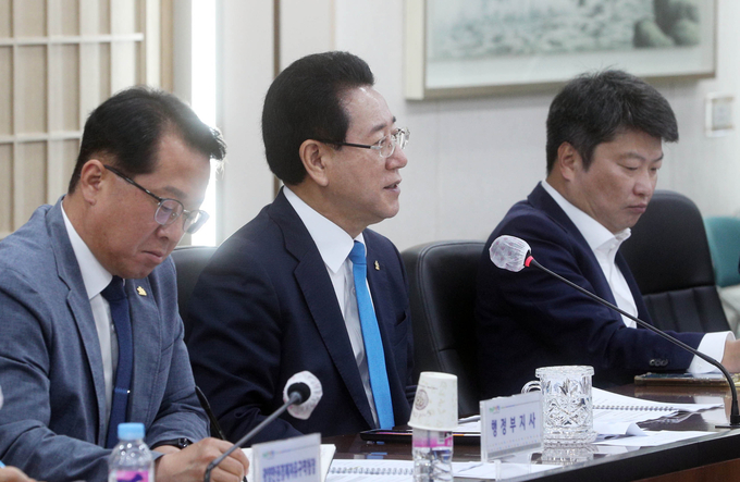 김영록 전라남도지사가 20일 오전 도청 서재필실에서 실국장 정책회의를 주재하고 있다.