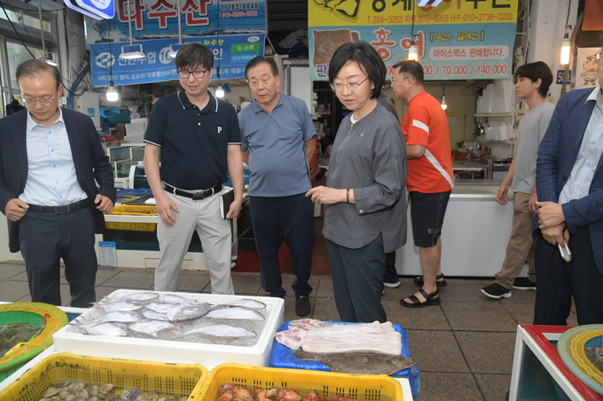5일 오유경 식품의약품안전처장은 수산물 유통 단계 점검차 전남 목포 청호수산시장을 방문했다, (식품의약품안전처 제공)