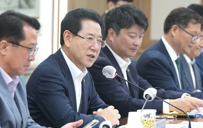 김영록 전라남도지사가 11일 오전 도청 서재필실에서 실국장 정책회의를 주재하고 있다 (전라남도)