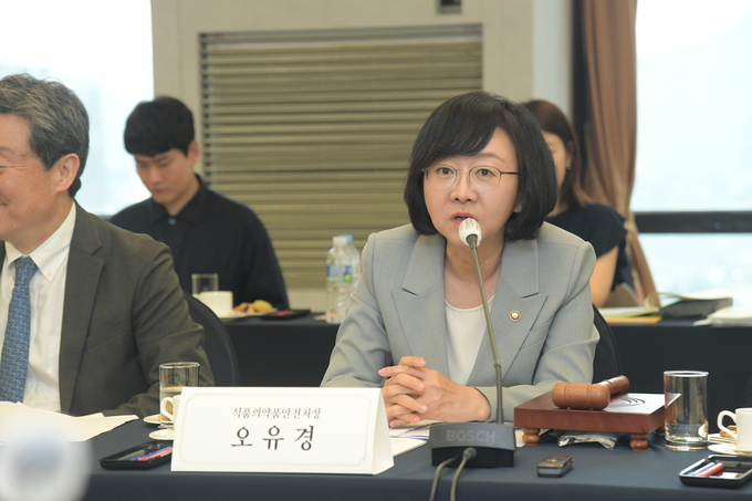 오유경 식약처장은 12일 한국프래스센터에서 첨단재생의료 및 첨단바이오 의약품 정책심의위원회를 주재했다 (식품의약품안전처 제공)