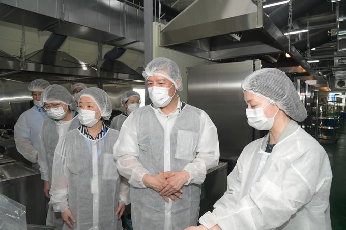 27일 권오상 식품의약품안전처 차장은 새만금 세계스카우트잼버리 행사장 식·음료 현장 안전점검에 참여했다 (식품의약품안전처 제공)