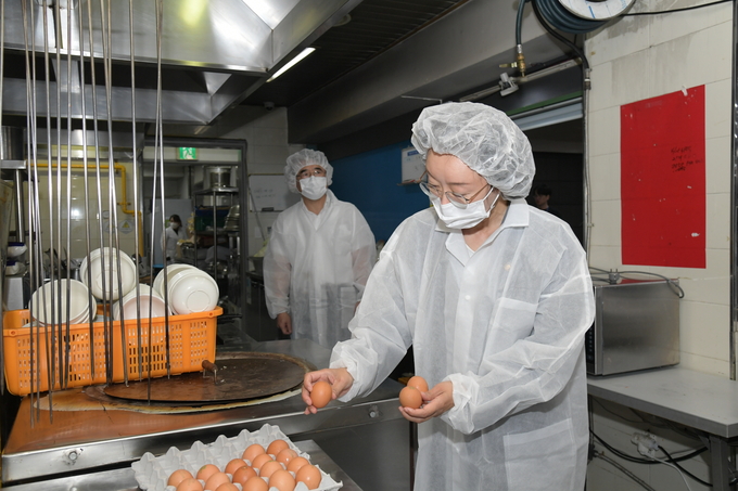 8일 오유경 식품의약품안전처장은 새만금 잼버리대회 식음료 시설 안전점검을 했다. (식품의약품안전처 제공)