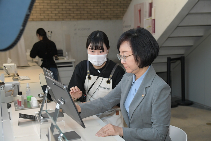 22일 오유경 식품의약품안전처장은 맞춤형화장품 판매장 아모레 성수지점을 방문하여 현장의 목소리를 듣고 격려했다 (식품의약품안전처 제공)