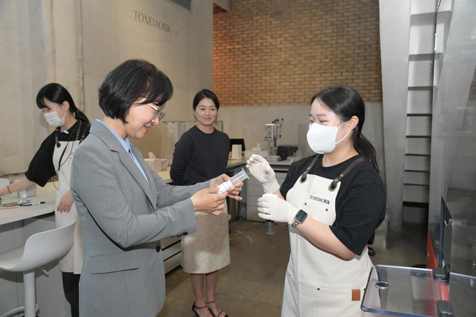 22일 오유경 식품의약품안전처장은 맞춤형화장품 판매장 아모레 성수지점을 방문하여 현장의 목소리를 듣고 격려했다 (식품의약품안전처 제공)