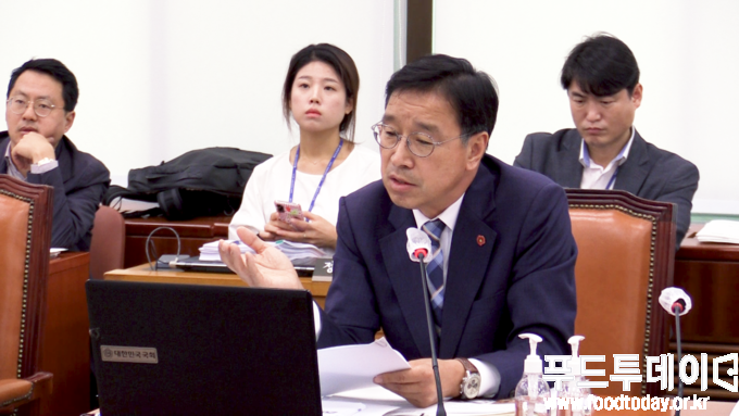 위성곤 의원이 11일 국회 농림축산식품해양수산위원회 국정감사에서 질의를 하고 있다. 