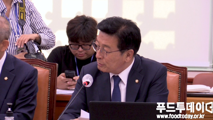 윤재갑 의원이 12일 국회 농림축산식품해양수산위원회 국정감사에서 질의를 하고 있다.