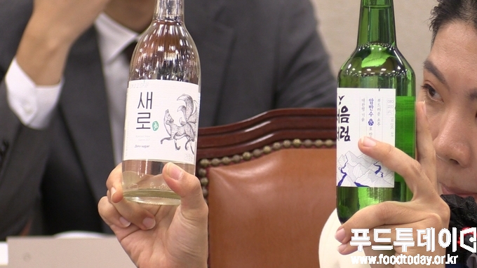 13일 신현영 의원이 국회 보건복지위원회 국정감사에서 오유경 식품의약품안전처장을 상대로 제로 소주에 대해 질의를 하고 있다.