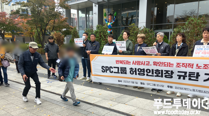 노조 관계자가 인근 초등학생의 귀가를 안내하고 있다.