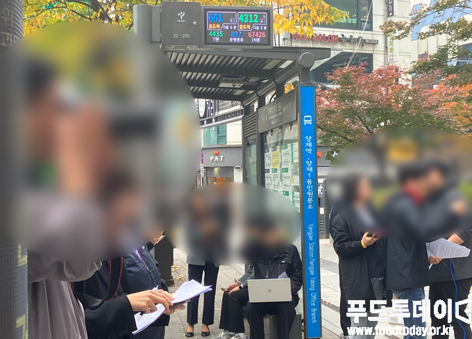 금일 기자회견을 한 곳은 마을버스와 시내버스 정류장과 매우 인접한 곳이다.