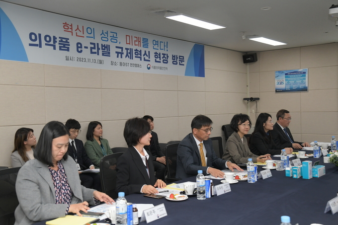 13일 오유경 식품의약품안전처장 동아ST 천안공장 방문 (식품의약품안전처 제공)