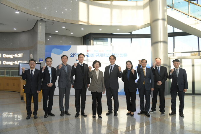 13일 오유경 식품의약품안전처장 동아ST 천안공장 방문 (식품의약품안전처 제공)