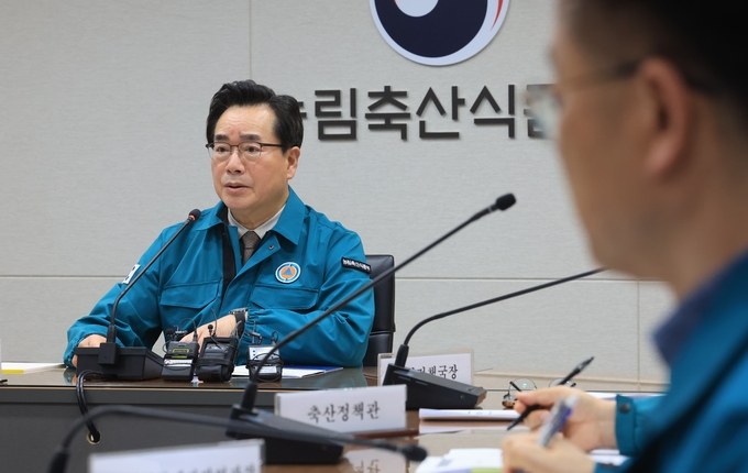 정황근 농림축산식품부 장관(고병원성 조류인플루엔자 중앙사고수습본부장)은 12월 3일(일) 전남 고흥 육용 오리농장에서 고병원성 조류인플루엔자 첫 발생 이후 최근 전북지역 산란계 농장에서 4건이 발생함에 따라 12월 14일(목) 관계부처와 지자체가 참여하는 중수본 회의를 개최했다. (농림축산식품부 제공)