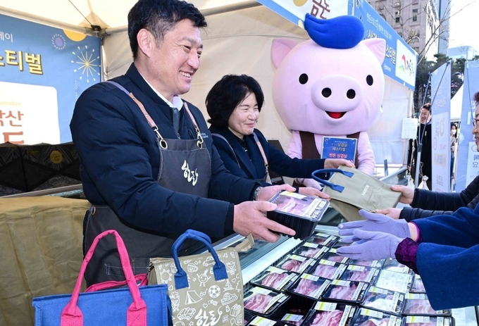 한돈자조금 손세희 위원장이 한돈을 판매하고 있다 (한돈자조금관리위원회 제공)