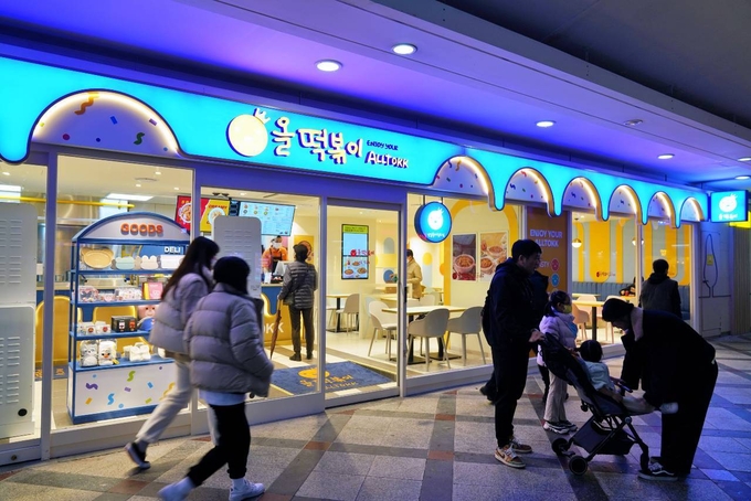 올떡 잠실 롯데월드점 오픈 (제너시스BBQ 제공)