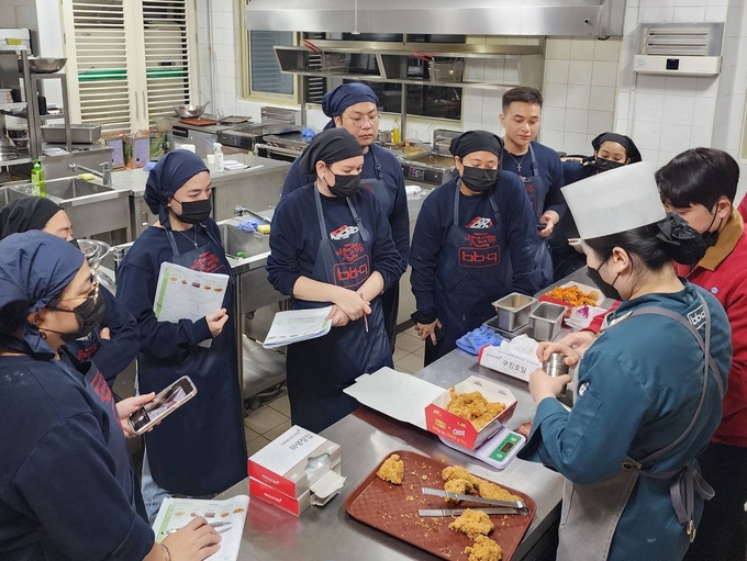 2024년 동남아 시장 본격 확장에 앞서 필리핀 마스터프랜차이즈 관계자 및 현지 매장 관계자들이 BBQ 치킨대학에서 황금올리브 치킨 조리법을 배우고 있다 (제너시스BBQ 제공)
