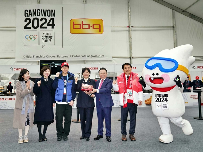 지난 19일, '2024 강원 동계청소년올림픽'이 개최되는 강릉 올림픽파크 'BBQ관' 기념 촬영 (제너시스BBQ 제공)
