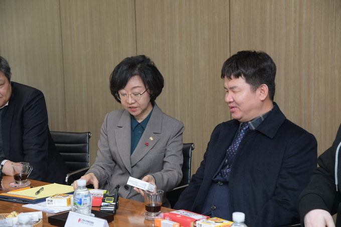 30일 오유경 식품의약품안전처장은 의약품 포장에 제품명을 점자로 표시하고 있는 동화약품 충주공장에 방문했다 (식품의약품안전처 제공)