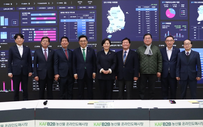 송미령 농림축산식품부 장관은 21일 농산물 온라인도매시장 상황실을 방문해 운영 상황 점검 및 현장 의견을 수렴했다. (농림축산식품부 제공)