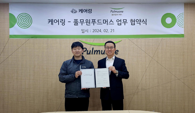  21일 서울 강남구 수서동 풀무원푸드머스에서 열린 시니어의 영양관리 및 건강 개선을 위한 협약식에서 풀무원푸드머스 천영훈 대표(오른쪽)와 케어링 김태성 대표(왼쪽)가 협약서 서명 후 기념사진을 찍고 있다.