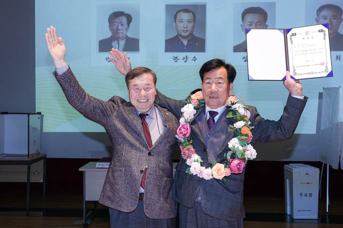 28일 2024년도 대의원정기총회에서 선출된 민경천 제 11대 전국한우협회장 당선인과 (왼쪽) 정윤섭 선거관리위원장(전북도지회장) (전국한우협회 제공)