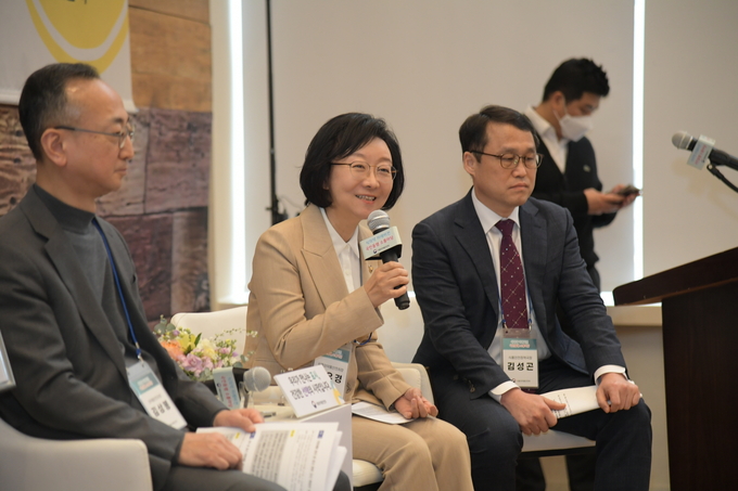 6일 오유경 식품의약품안전처장이 식의약 미래 비전 국민동행 소통마당 현장편에서 소통하고 있다 (식품의약품안전처 제공)