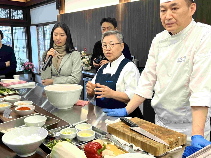 김치 시연하는 조희숙 셰프 (한식진흥원 제공)
