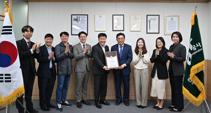 글로벌 저탄소 식생활·김치 홍보대사에 英 런던 김동성 의원 배찬효 총감독 위촉 (한국농수산식품유통공사 제공)