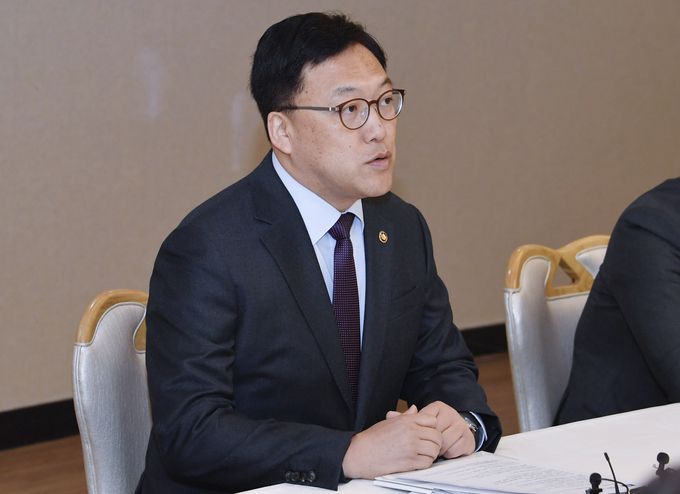 김병환 기획재정부 1차관이 12일 정부서울청사에서 주재한 '제38차 비상경제차관회의 겸 제17차 물가관계차관회의'를 주재하고 있다.