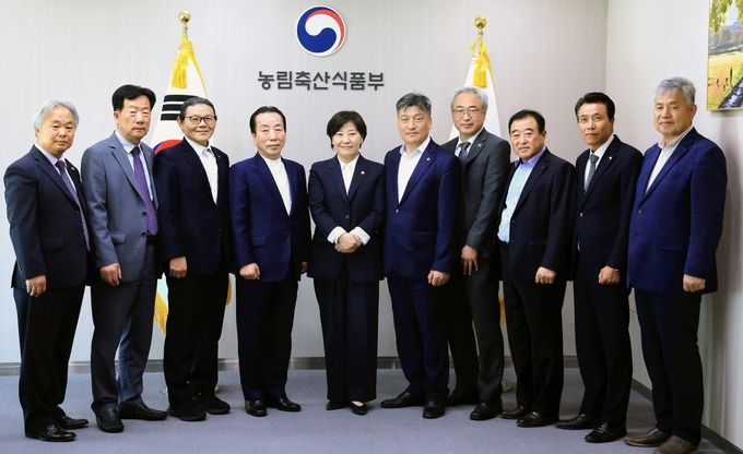 16일 송미령 농림축산식품부 장관은 세종 농식품부 청사에서 축산단체협의회 신임 회장단과 간담회를 가졌다. (농림축산식품부 제공)