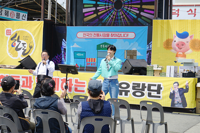 충남 홍성군 광천전통시장에서 열린 ‘한돈과 함께하는 뽀식유랑단’ 행사에서 강승규 국회의원 당선인이 시민들에게 인사말을 전하고 있다. (한돈자조금관리위원회 제공)