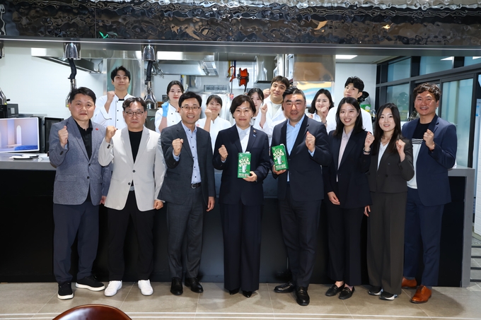 16일 송미령 농림축산식품부 장관은 라이스밀크 출시 예정인 신세계푸드 연구소 방문했다 (농림축산식품부 제공)