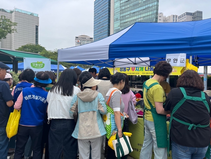 서울 성동구 앞 광장에서 운영한 무안군 농산물 부스 (무안군)