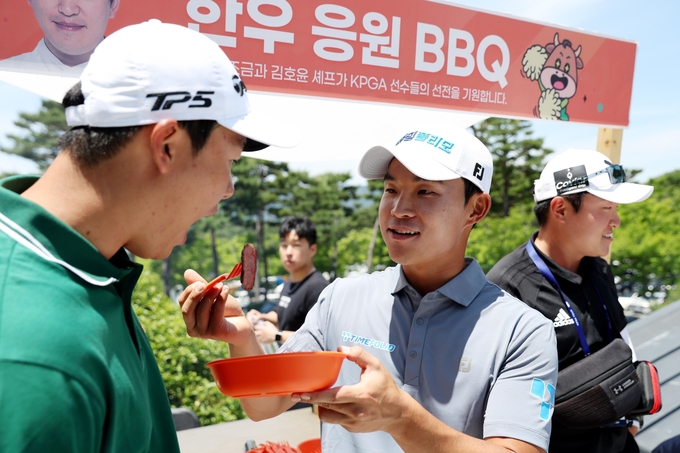 5일 경남 양산시 소재 에이원CC에서 제67회 KPGA 선수권대회 참가자들을 응원하기 위해 한우자조금관리위원회가 운영한 한우 바비큐존에서 출전 선수들이 한우 채끝 스테이크를 먹고 있다. (한우자조금관리위원회 제공)