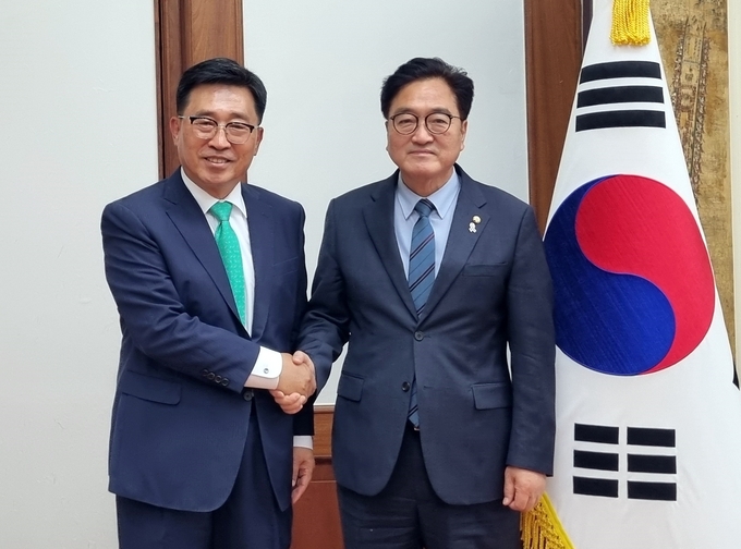 7일 한국농수산식품유통공사는 김춘진 사장이 우원식 국회의장과 백재현 국회사무총장을 만나 현재 공사에서 추진 중인 주요 사업 현안들에 대해 논의하는 자리를 가졌다. (한국농수산식품유통공사 제공)